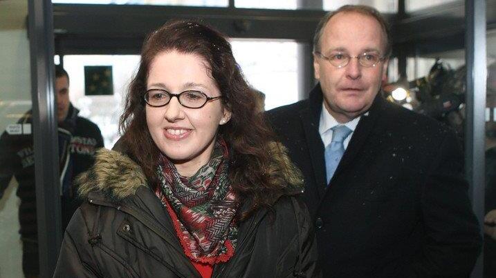 Monika R. zeigt sich der Öffentlichkeit