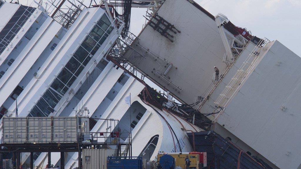 Wrack der Costa Concordia ist aufgerichtet