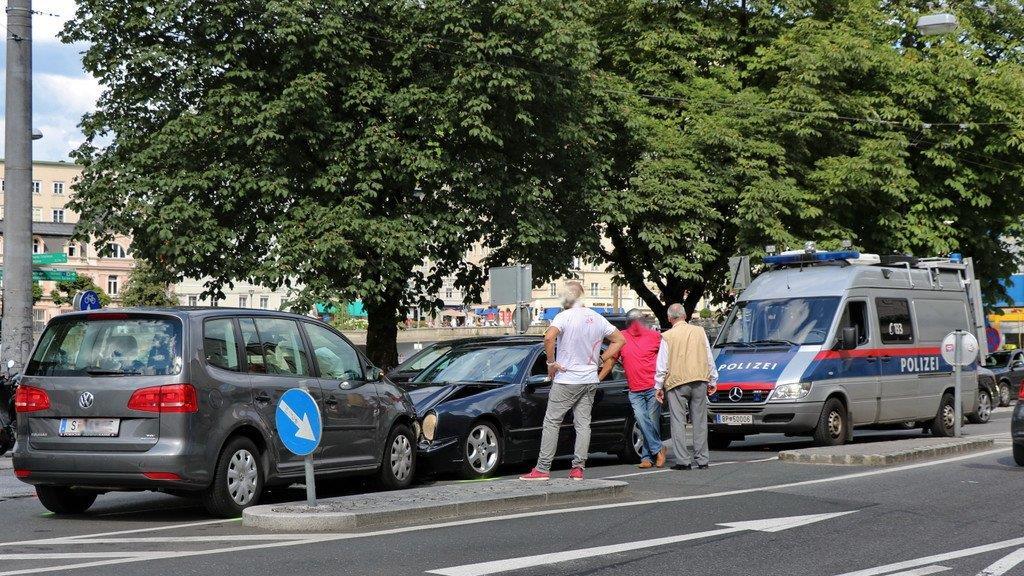 Hanusch-Platz: VW kracht gegen Taxi