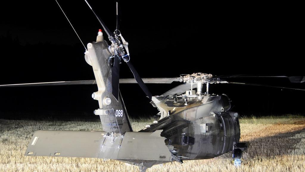 Black Hawk muss in Feld notlanden