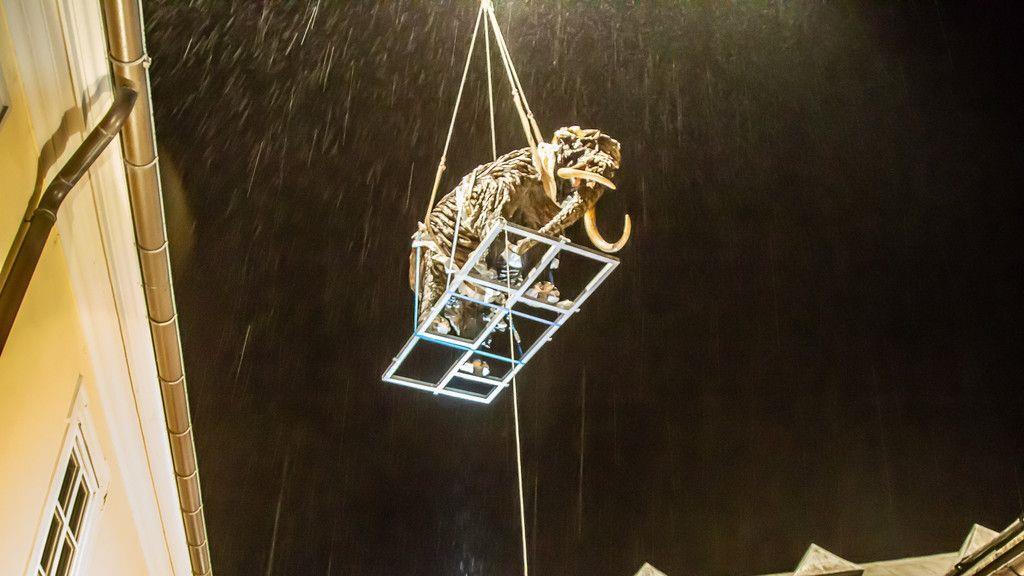 Mammut schwebt über Salzburg II