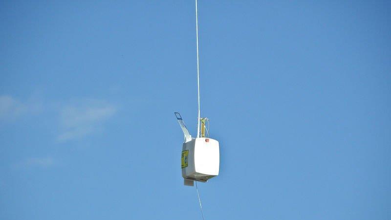 Wetterballon in Stromleitung