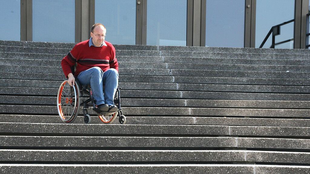 Ein 21-Jähriger wirft dem Land Salzburg vor, man habe ihn wegen seiner körperlichen Behinderung diskriminiert