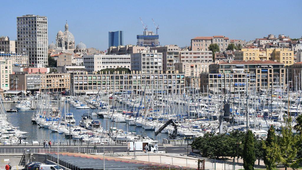 Marseille: Auto rast in Bushaltestelle