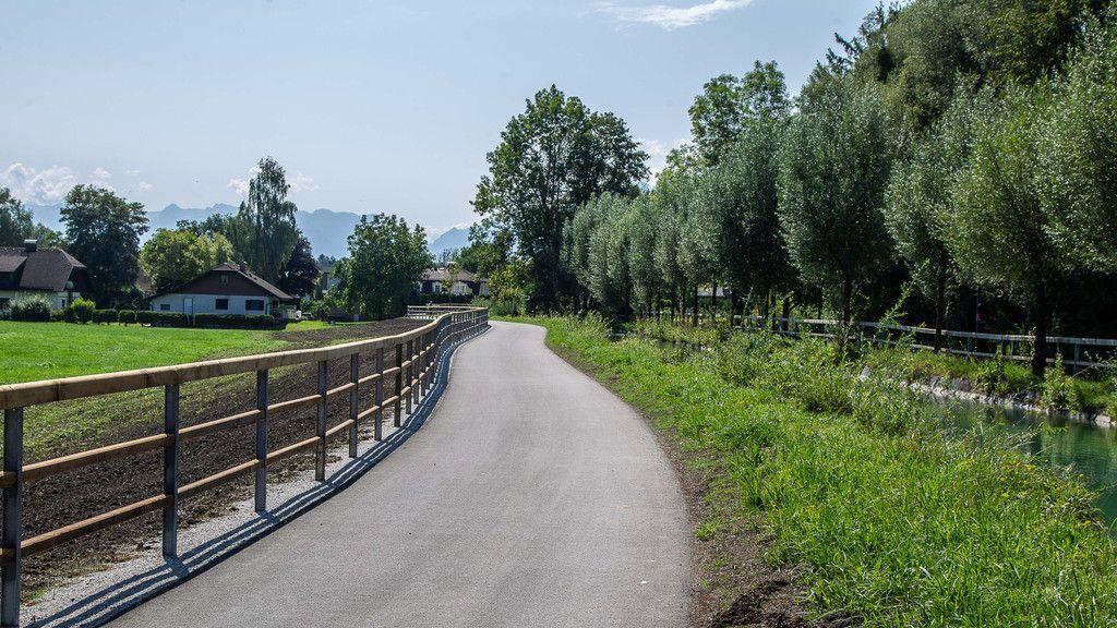 Neuer Rad- und Gehweg am Almkanal