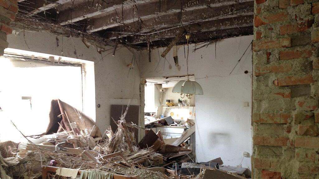 Derzeit wird das stark beschädigte Haus Schrebergasse 4 mit Stützen innen und außen abgesichert.