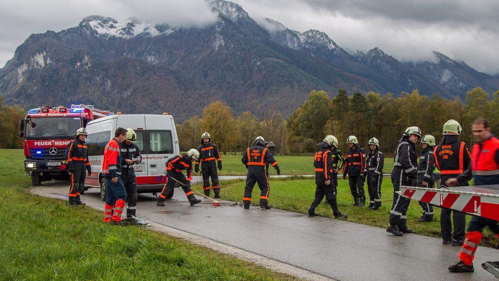 Sternhofweg: Transporter kippt in Graben