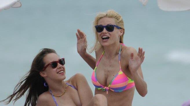 Michelle Hunziker am Strand
