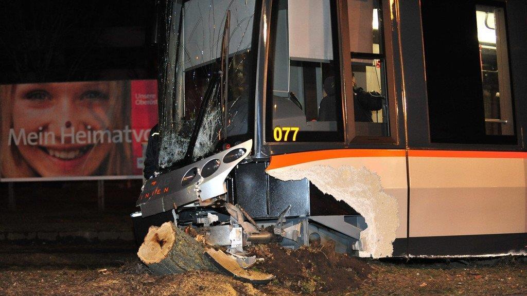 Rettungsauto prallt in Bim