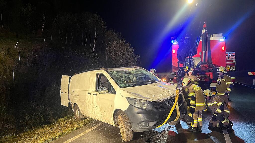 Unfall mit Kastenwagen auf B99 im Lungau