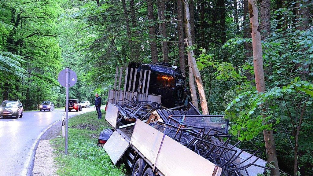 B20: Lkw kracht in Bäume II