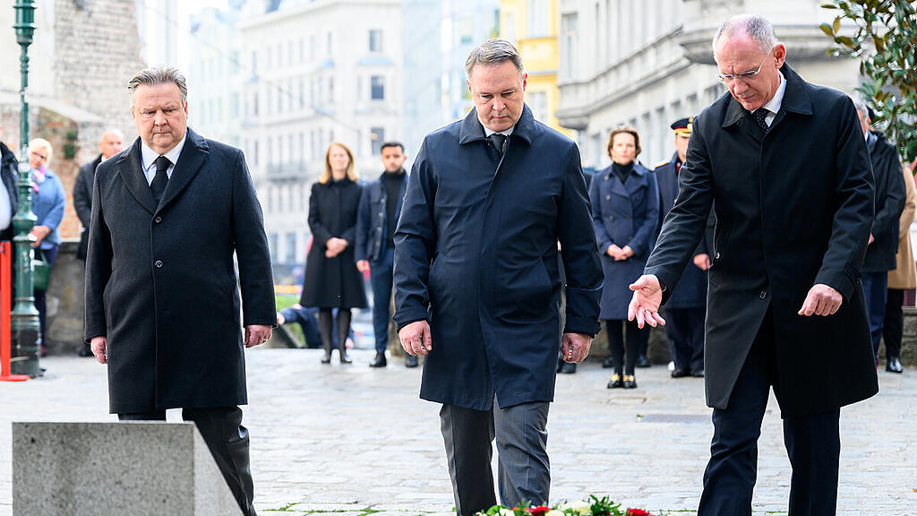 Spitzenpolitiker bei der Kranzniederlegung