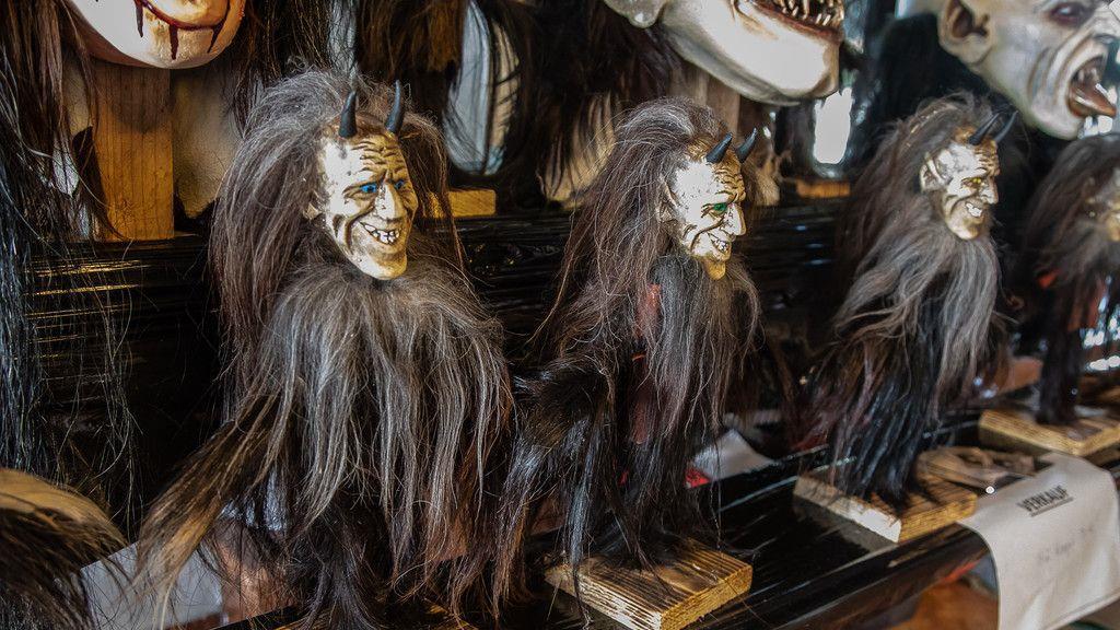 Bilder der Maskenausstellung