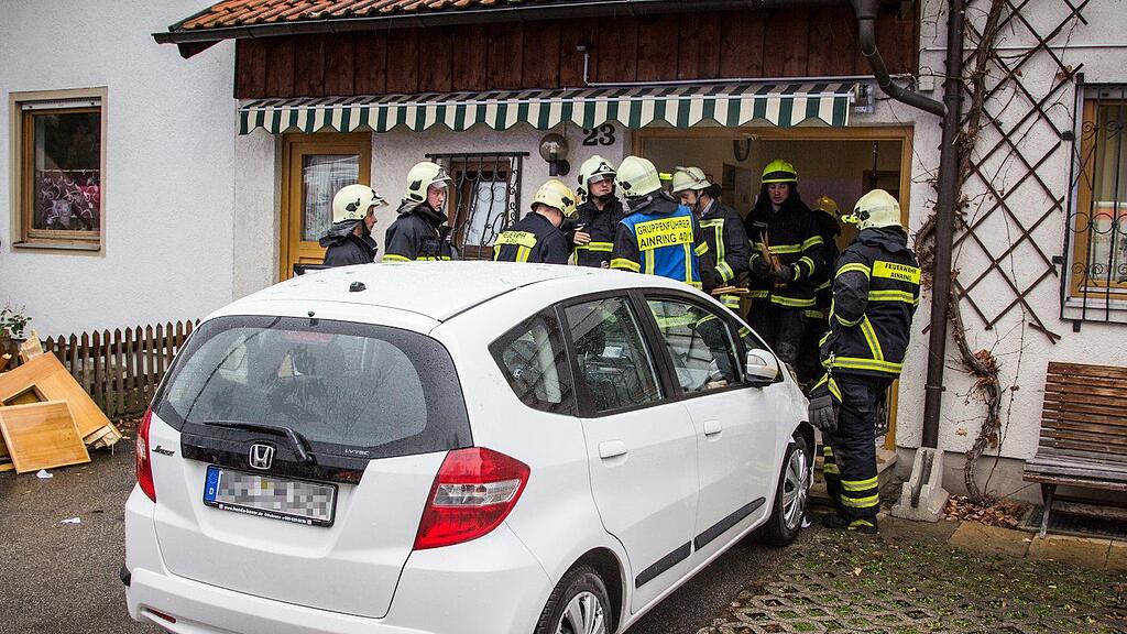 Die Feuerwehr musste den Pkw aus dem Haus holen.