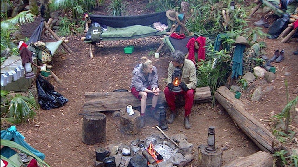 Dschungelcamp 2014: Tag 10: Larissa und die Petroleumlampe