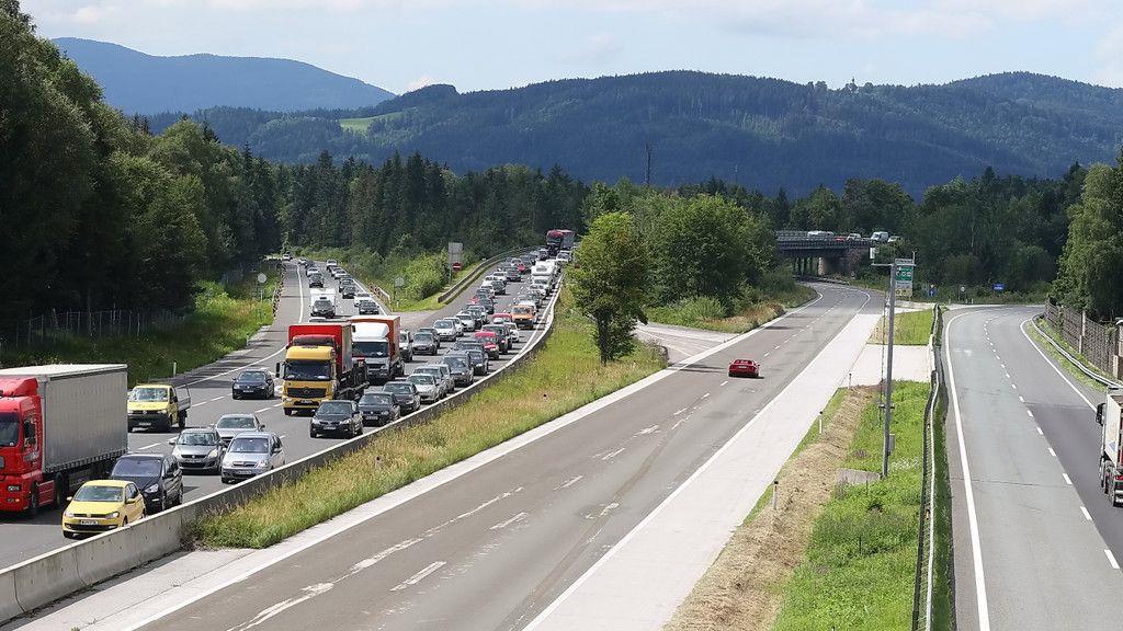 Stau nach Auffahrunfall auf A10