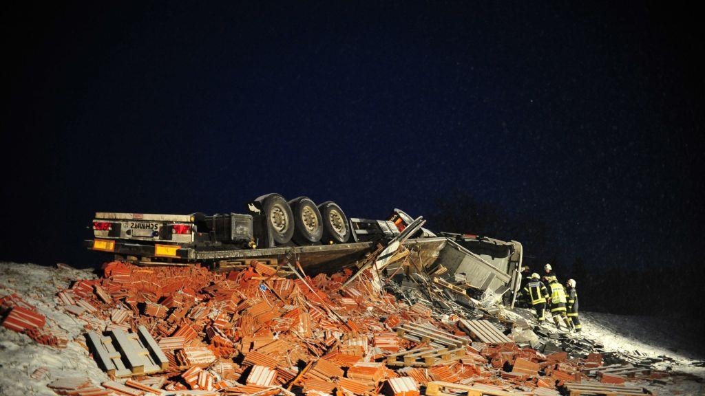 Lkw kippt um
