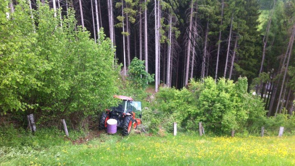 Der Traktor rutschte 50 Meter durch das nasse Gras.