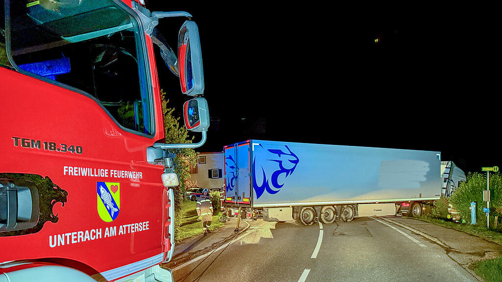 Feuerwehren befreien in Wiese versunkenen Lkw in Ort am Mondsee