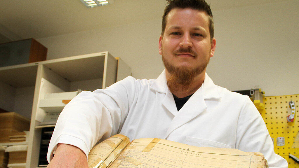 Der Restaurator des Salzburger Landesarchivs.