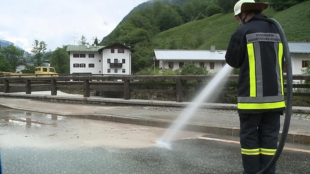 Aufräumarbeiten in Marktschellenberg