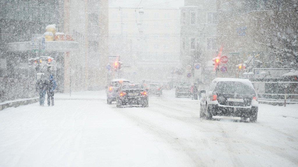 Schnee sorgt für Unfälle und Verkehrschaos: Schneefälle wollen nicht enden