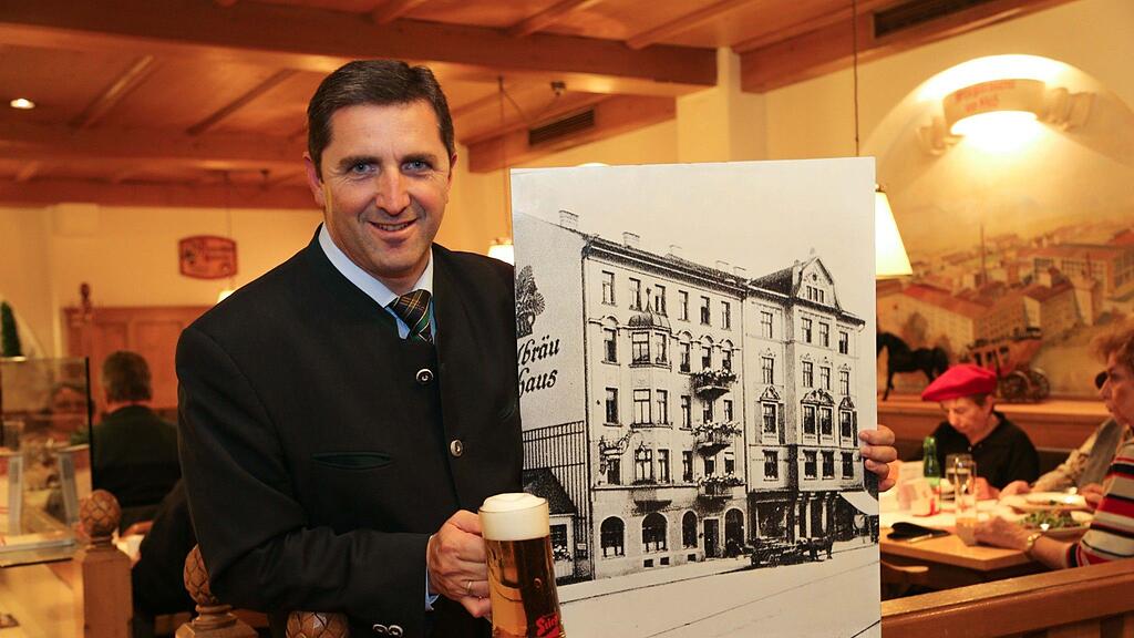 Hotelier und Gastronom Georg Imlauer mit einer historischen Ansicht vom StieglBräu.