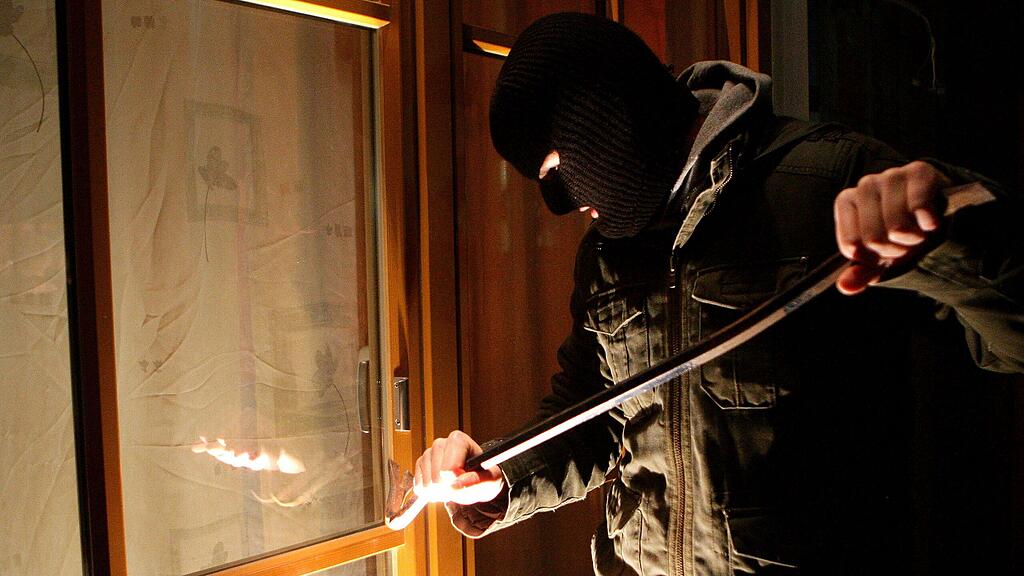 Bleiben Fenster und Türen unverschlossen, verabschiedet sich oft die Versicherung.