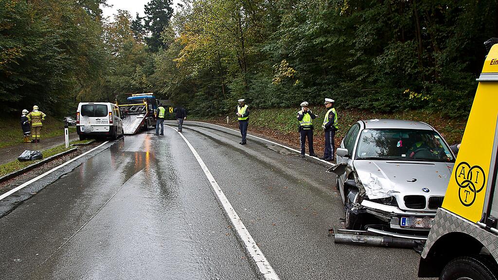 Zwei Männer und eine Frau wurden bei dem Unfall verletzt.