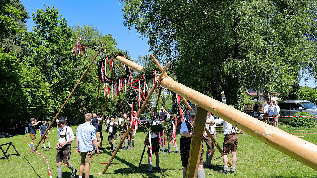 Maibaumaufstellen in Maxglan