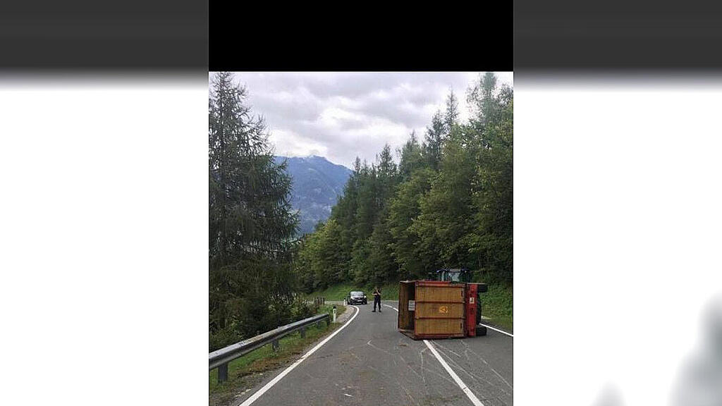 Tier-Anhänger in Lend umgestürzt