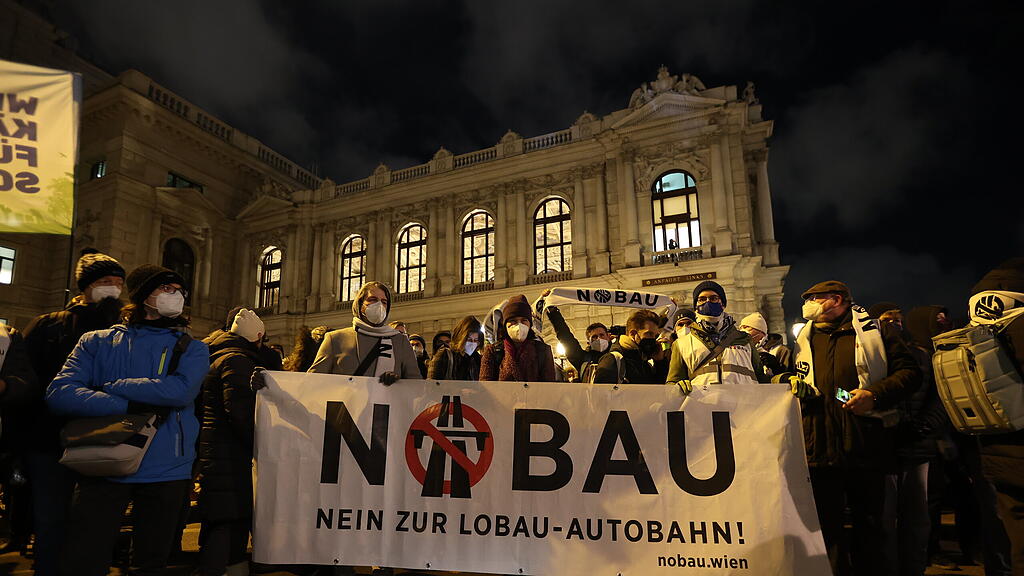 WIEN: STADTSTRASSE - DEMONSTRATION VOR SP\u00d6-ZENTRALE