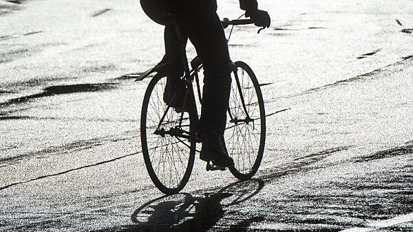 Radfahrer verunglückte und blieb regungslos liegen