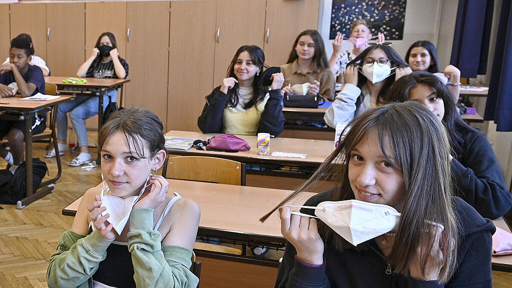 In der Klasse darf bis Ostern weiterhin die Maske runter.