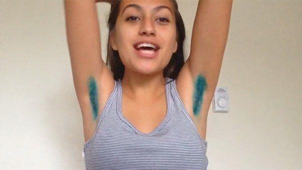 Youtuberin Destiny M. macht’s vor: Achselhaare färben.