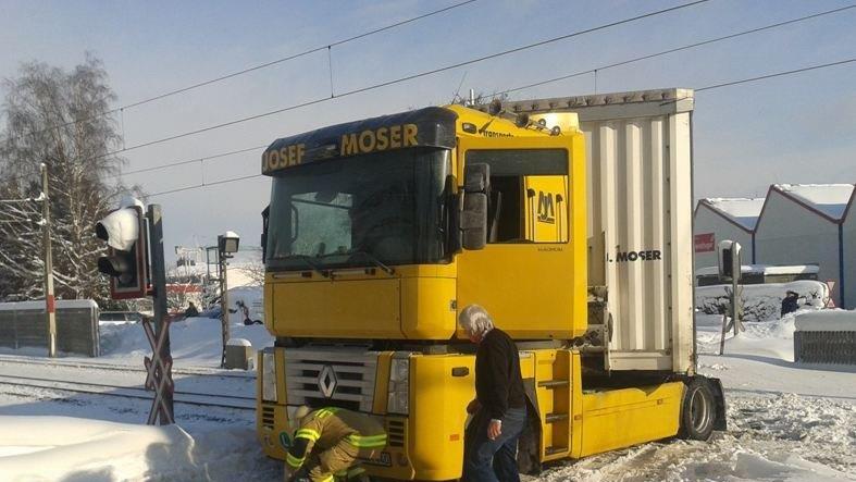 Lkw bleibt auf Gleisen hängen