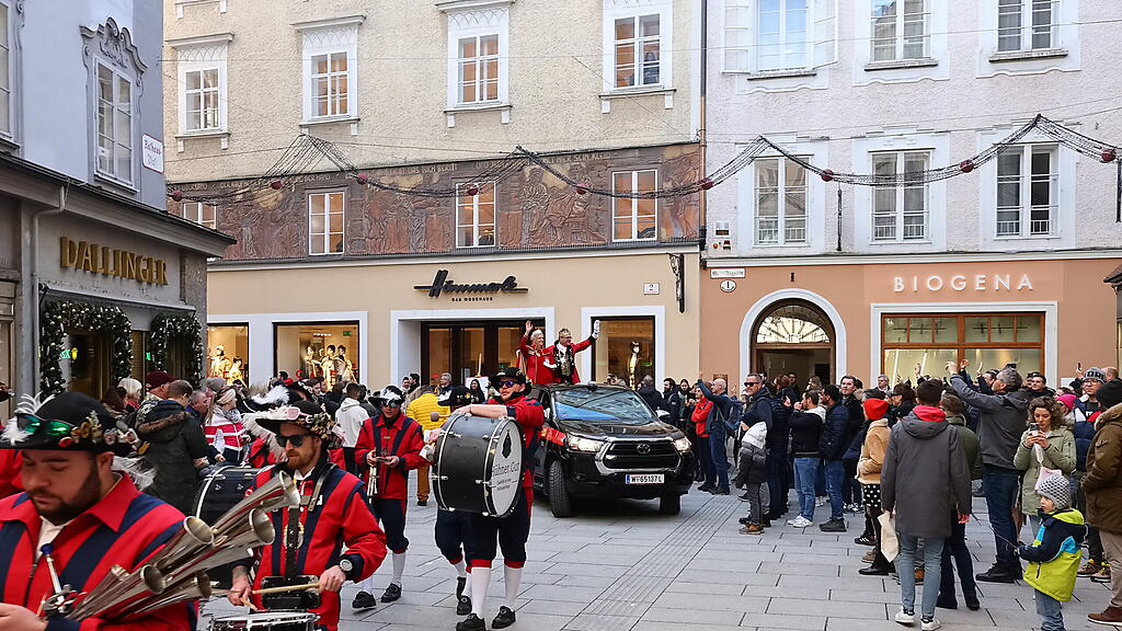 Salzburger Faschingsgilde "stürmt" Schloss Mirabell