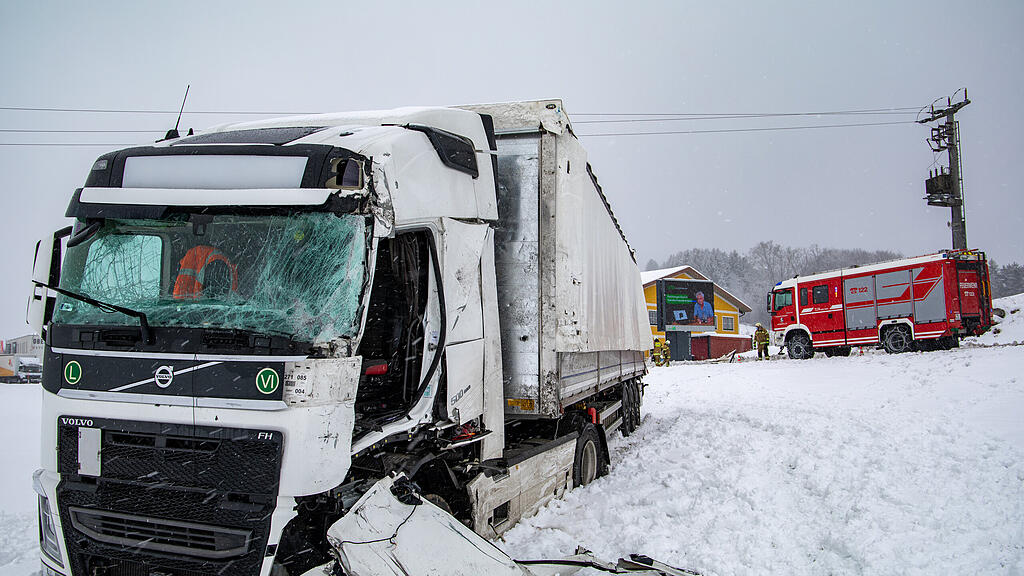 Unfall Henndorf, B1, Lkw vs. Pkw