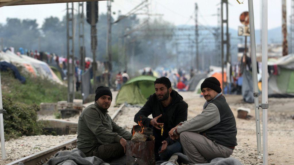 Flüchtlinge besetzen Bahnschienen bei Idomeni erneut