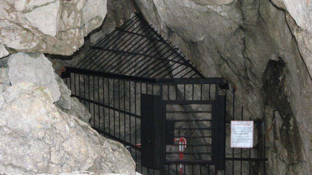 Stahlgitter vor Riesending-Höhle