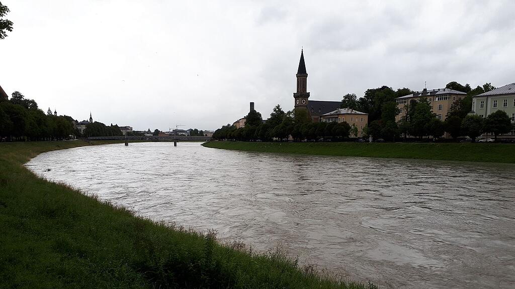 Die Salzach in der Stadt Salzburg am späteren Mittwochnachmittag.