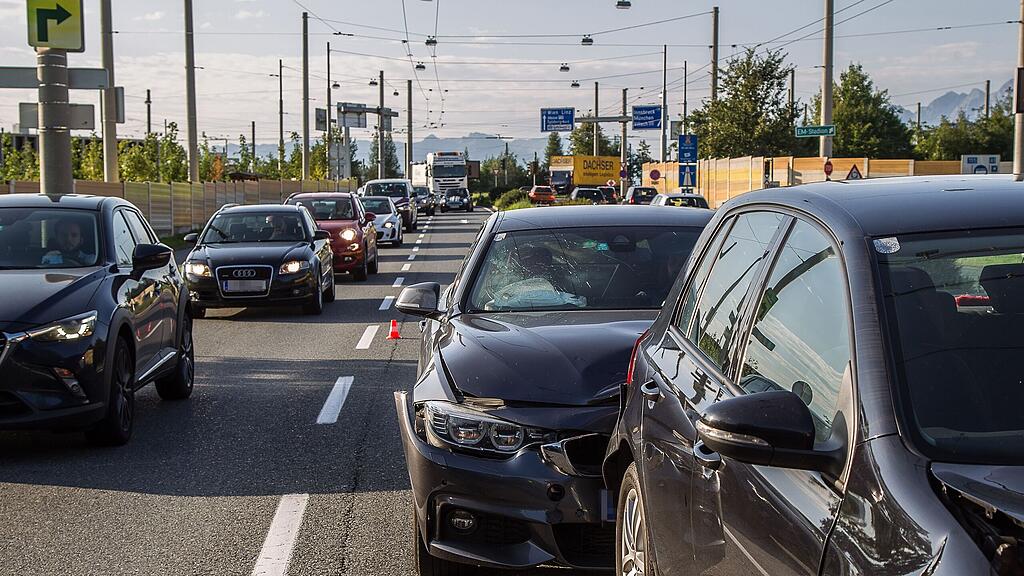 Vier Pkw waren in den Unfall verwickelt.