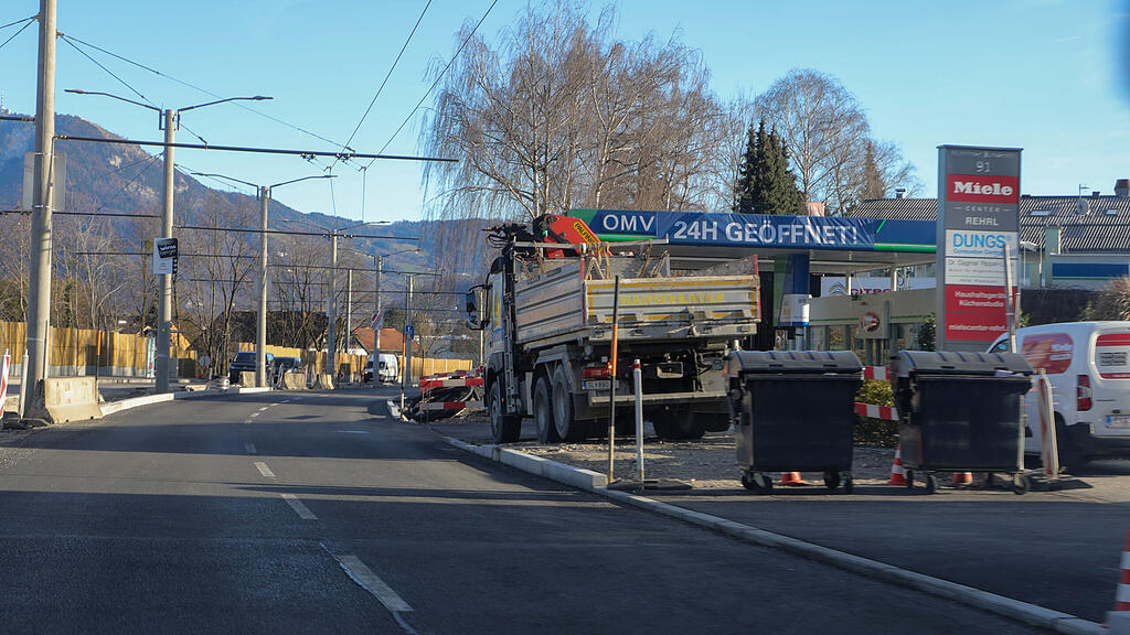 Baustelle für Geh- und Radweg auf Münchner Bundesstraße