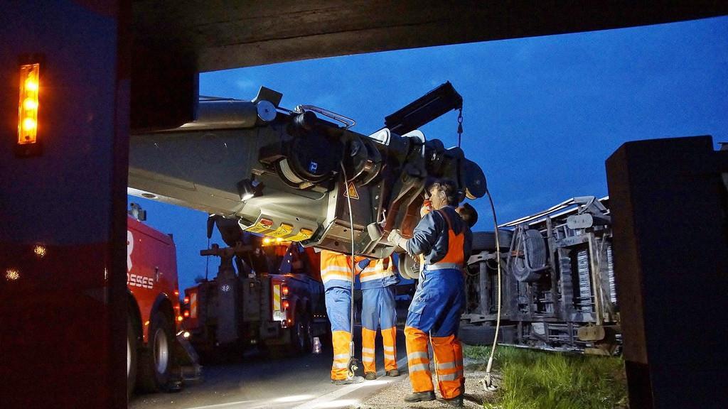 Lkw kippt auf A1 um
