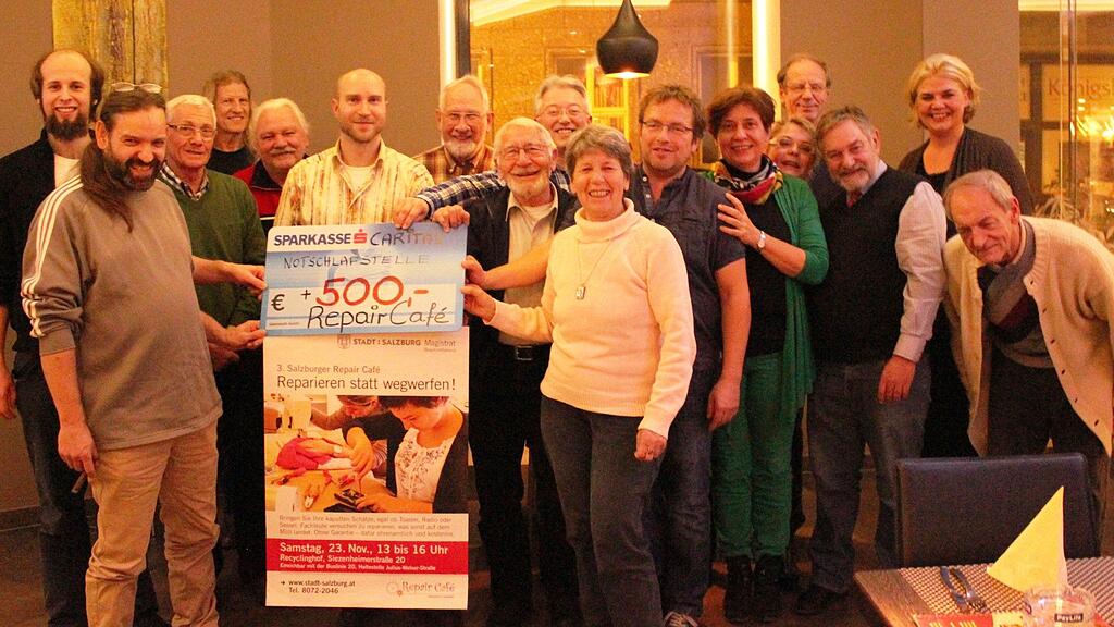 Das RepairCafé-Team bei der Spendenübergabe an die Caritas: die Summe wurde nochmals auf 555 Euro erhöht.