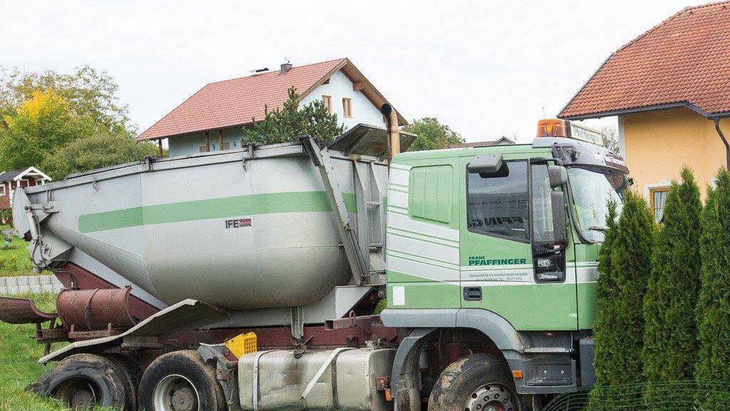 Lkw landet in Garten