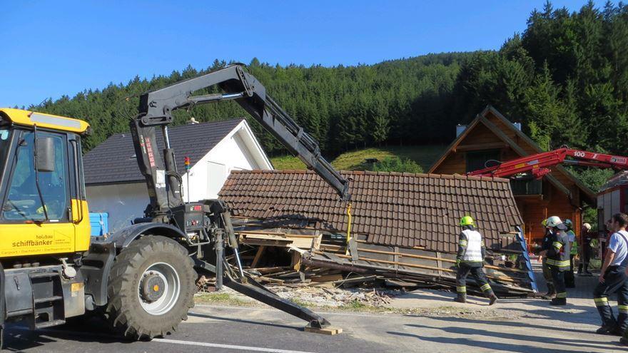 Klein-Lkw stürzt auf Carport