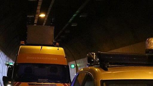 Pkw kracht gegen Tunnelportal