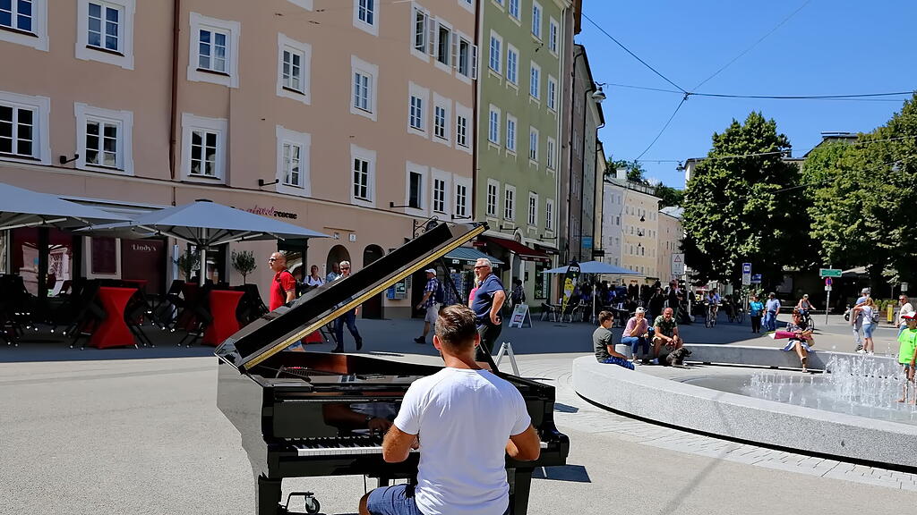 Open Piano am Salzburger Kajetanerplatz