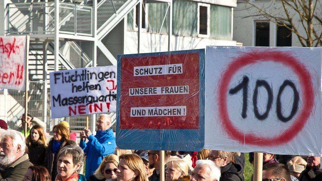200 Personen demonstrieren gegen Asyl-Großquartier in Straniakstraße
